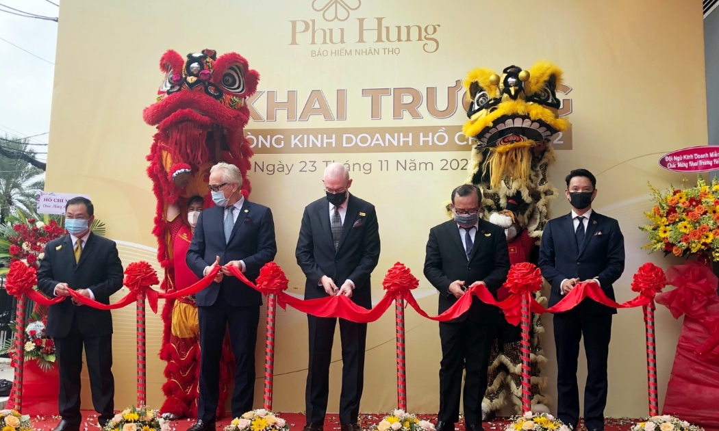 Ban Lãnh đạo Phú Hưng Life cắt băng khánh thành trong lễ khai trương Văn phòng kinh doanh Hồ Chí Minh 2 tại quận 4, Tp.HCM.