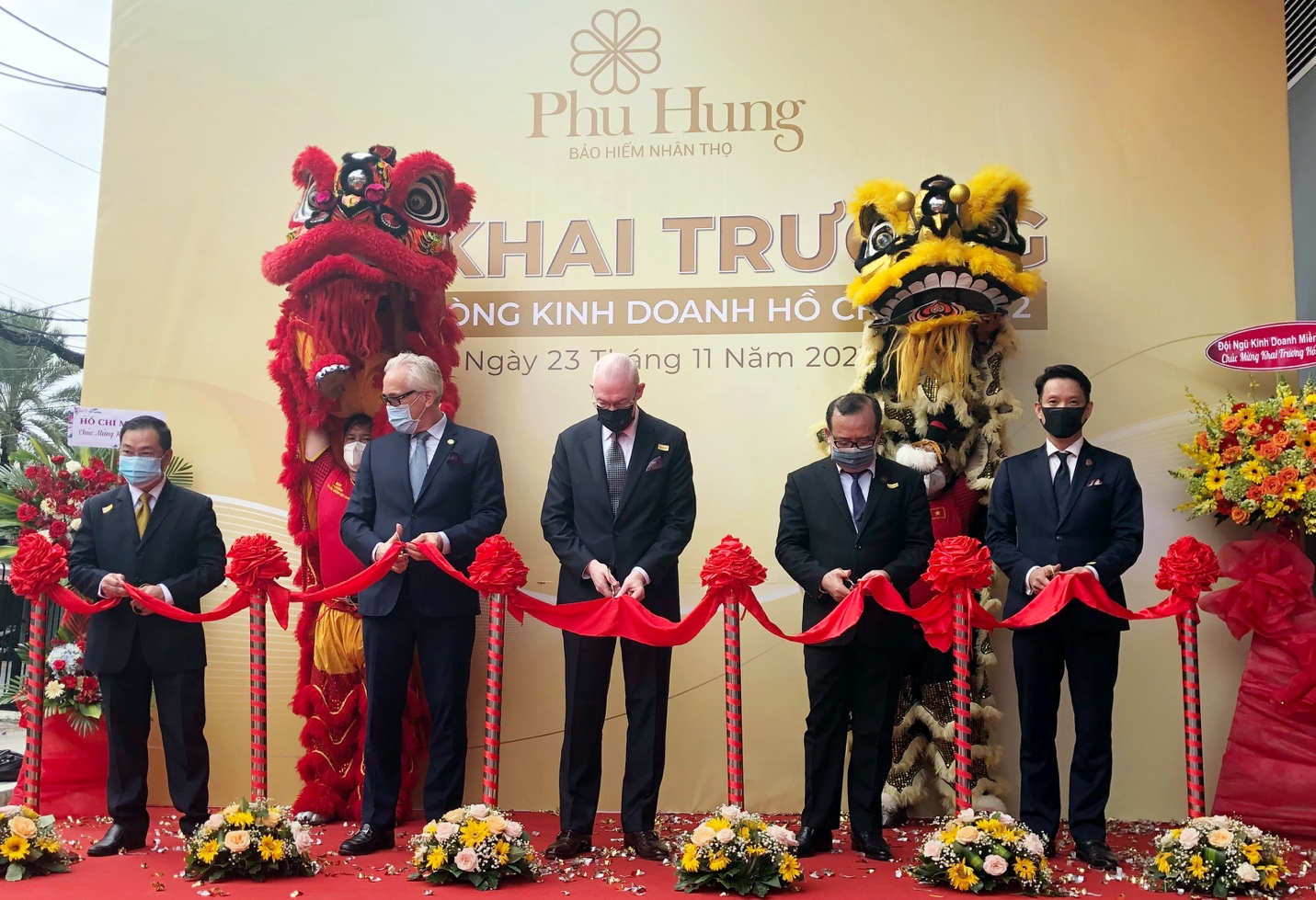 Ban Lãnh đạo Phú Hưng Life cắt băng khánh thành trong lễ khai trương Văn phòng kinh doanh Hồ Chí Minh 2 tại quận 4, Tp.HCM.