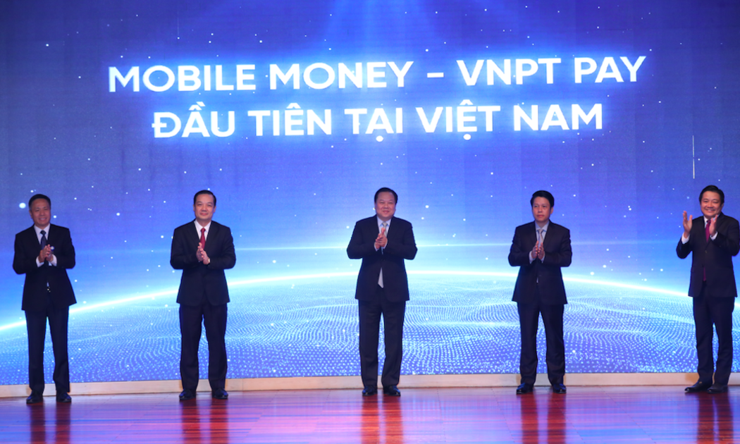 Lãnh đạo các bộ ngành và Tập đoàn VNPT nhấn nút công bố cung cấp dịch vụ Mobile Money của VNPT sáng 25/11.