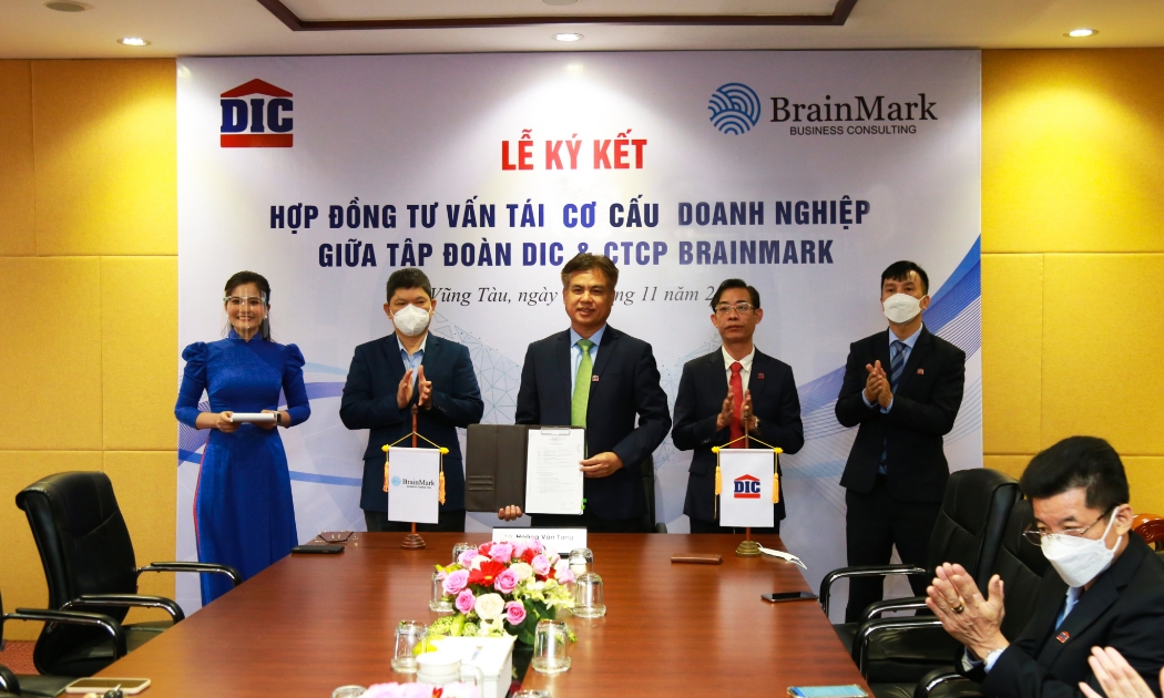 Tập đoàn DIC và BrainMark tiến hành nghi thức ký kết.