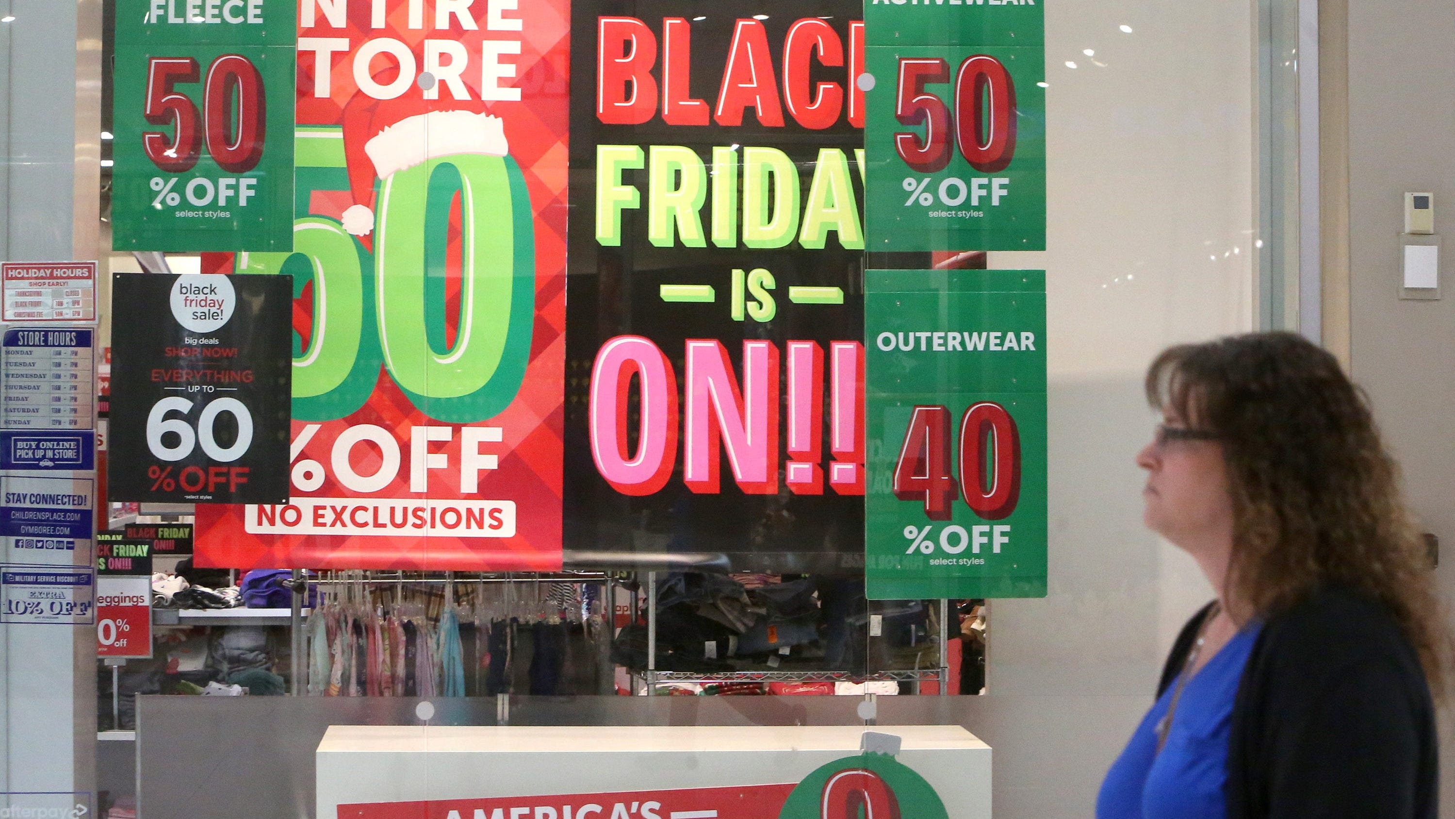 C&aacute;c chuy&ecirc;n gia cho rằng&nbsp;sự th&agrave;nh c&ocirc;ng của m&ugrave;a mua sắm n&agrave;y c&ograve;n phụ thuộc v&agrave;o kho h&agrave;ng của c&aacute;c nh&agrave; b&aacute;n lẻ.