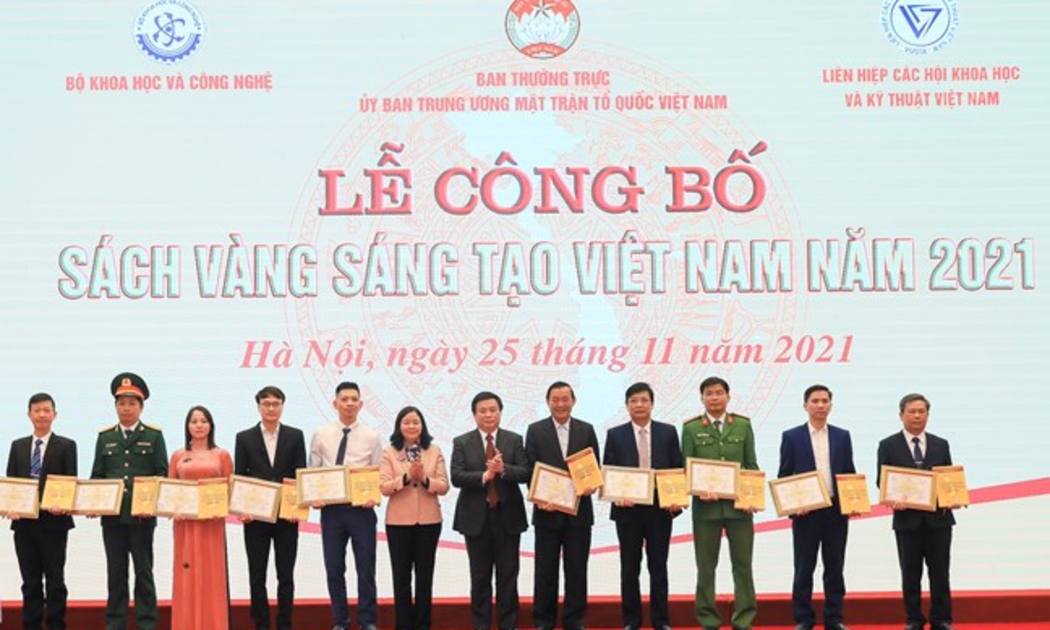 Trao giấy chứng nhận cho các tác giả có công trình được vinh danh. Ảnh - Quang Vinh.