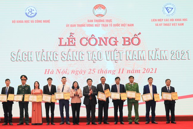 Trao giấy chứng nhận cho các tác giả có công trình được vinh danh. Ảnh - Quang Vinh. 