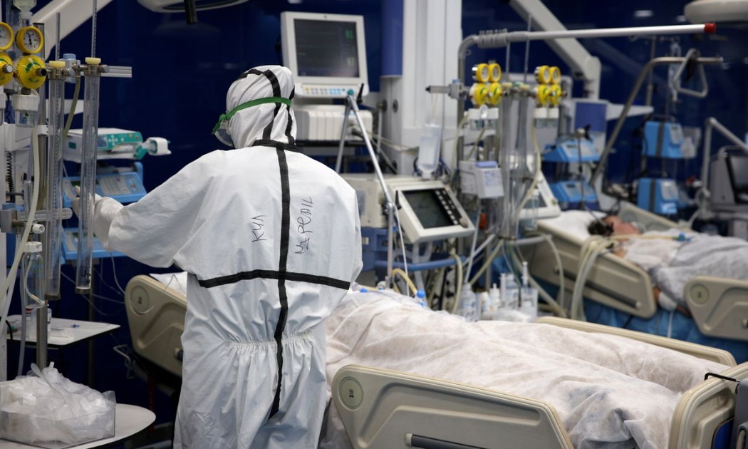 Một bác sỹ đang chăm sóc bệnh nhân Covid trong phòng hồi sức tích cực (ICU) ở Sofia, Bulgaria, hôm 15/10/2021 - Ảnh: Reuters.