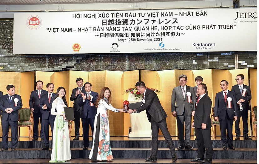 Lễ trao đổi 44 văn kiện hợp tác giữa các cơ quan, doanh nghiệp hai nước, trong đó các thỏa thuận hợp tác kinh tế với tổng trị giá nhiều tỷ USD. Ảnh: VGP.