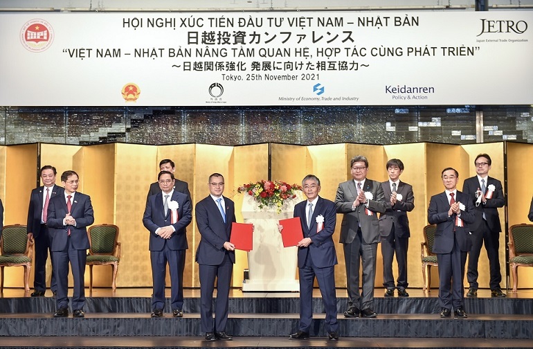 Trao đổi văn kiện hợp tác doanh nghiệp hai nước. Ảnh:VGP.