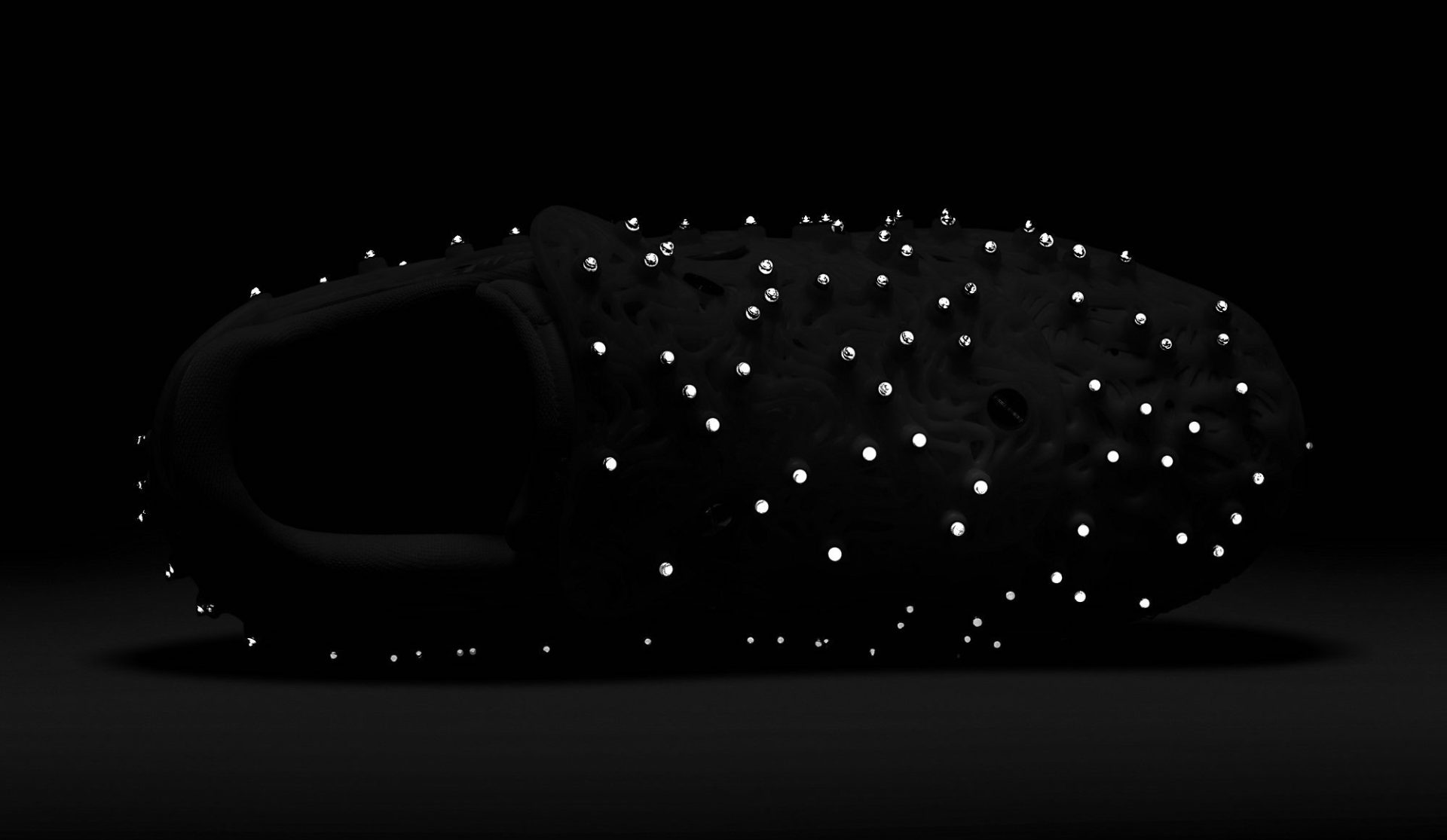 Khi c&oacute; nguồn &aacute;nh s&aacute;ng, đ&ocirc;i gi&agrave;y sẽ trở n&ecirc;n lấp l&aacute;nh trong khi chức năng đi lại vẫn được đảm bảo thoải m&aacute;i.