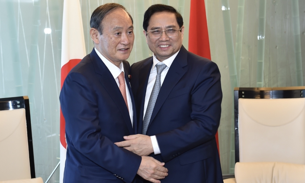 Thủ tướng Phạm Minh Chính đề nghị cựu Thủ tướng Suga Yoshohide tiếp tục ủng hộ, thúc đẩy đưa quan hệ hai nước lên tầm cao mới. Ảnh: VGP