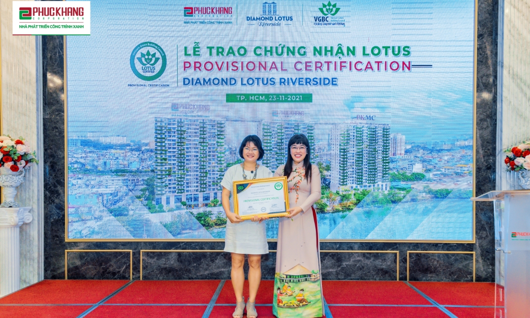 Chủ tịch Hội đồng CTX Việt Nam trao chứng nhận Lotus Provisional Certification - dự án căn hộ xanh Diamond Lotus Riverside cho CEO Phuc Khang Corporation - Lưu Thị Thanh Mẫu.