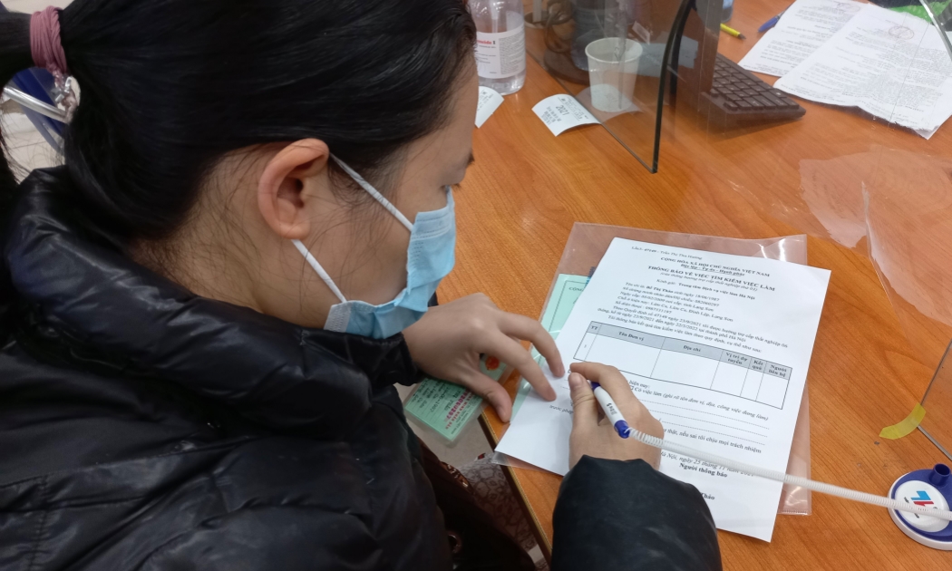 Người lao động làm thủ tục hưởng bảo hiểm thất nghiệp. Ảnh - N.Dương.
