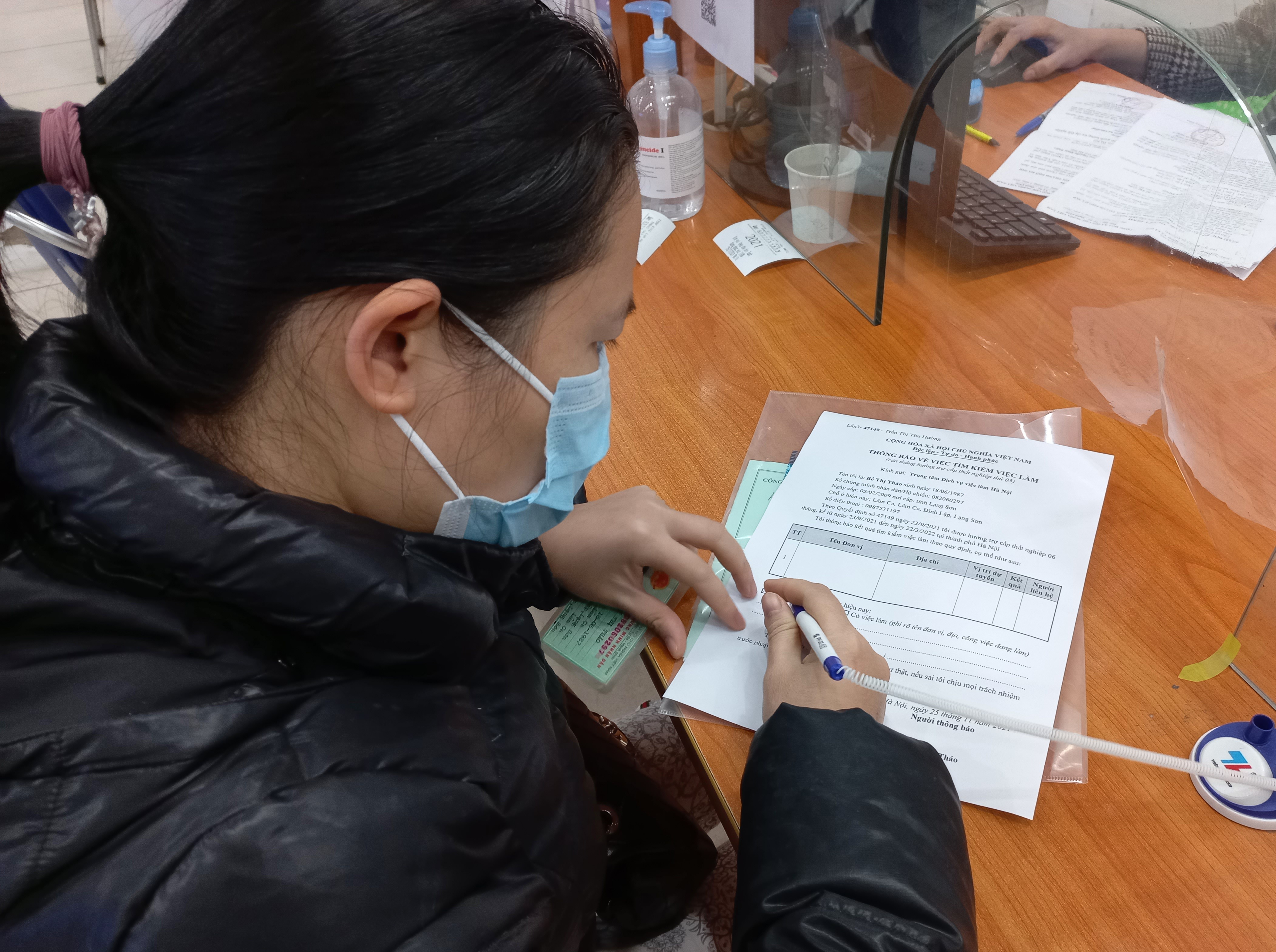 Người lao động làm thủ tục hưởng bảo hiểm thất nghiệp. Ảnh - N.Dương. 