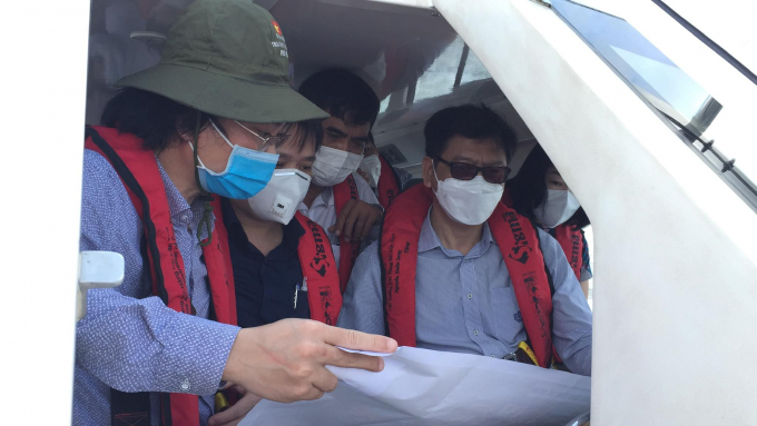 Thứ trưởng Bộ Giao th&ocirc;ng vận tải Nguyễn Xu&acirc;n Sang khảo s&aacute;t thực tế tuyến s&ocirc;ng Hậu đầu th&aacute;ng 11.