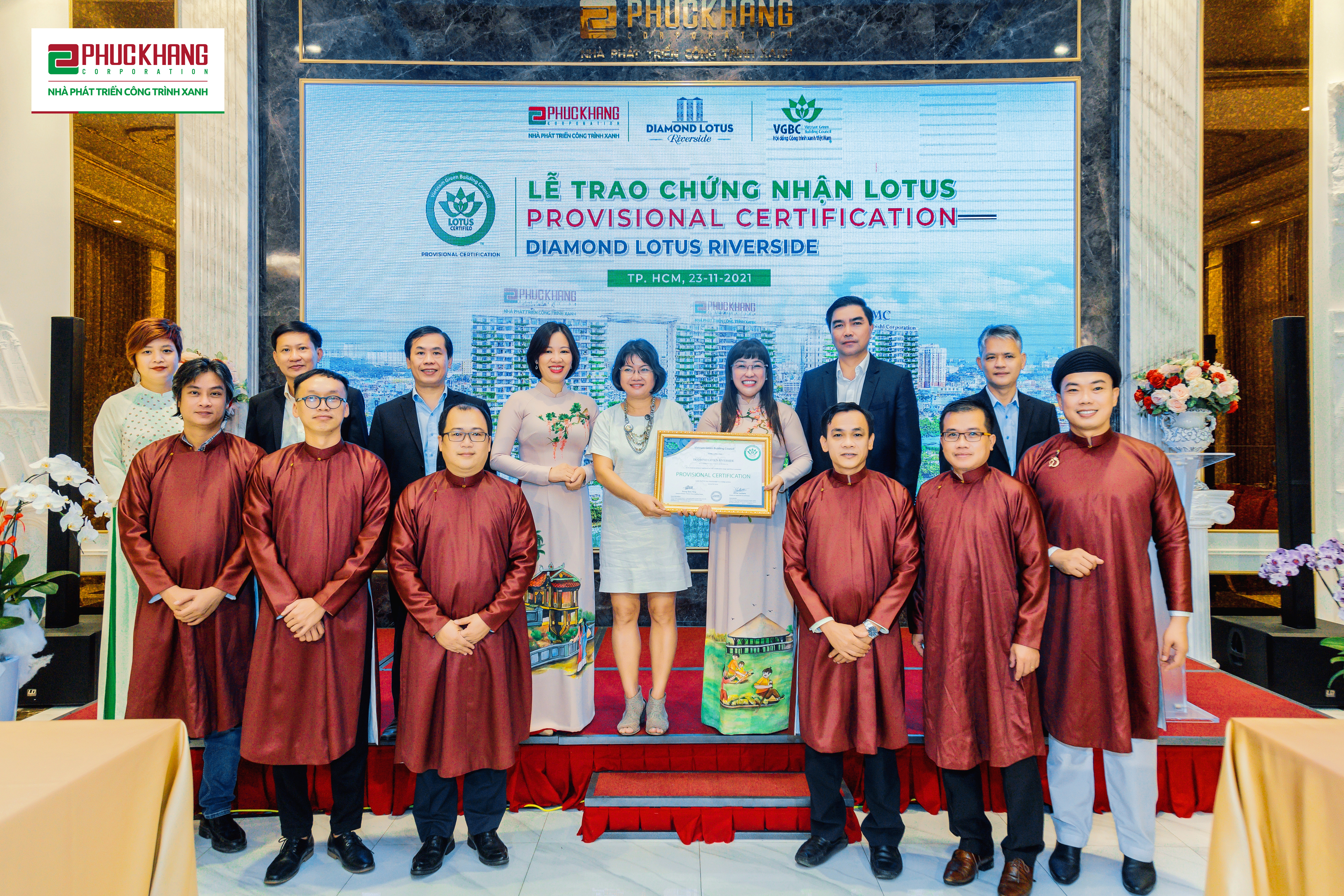 Đại diện Ban l&atilde;nh đạo, cố vấn v&agrave; quản l&yacute; cấp cao của Phuc Khang Corporation vui mừng ch&agrave;o đ&oacute;n Lễ trao chứng nhận LOTUS tạm thời cho CTX Diamond Lotus Riverside.