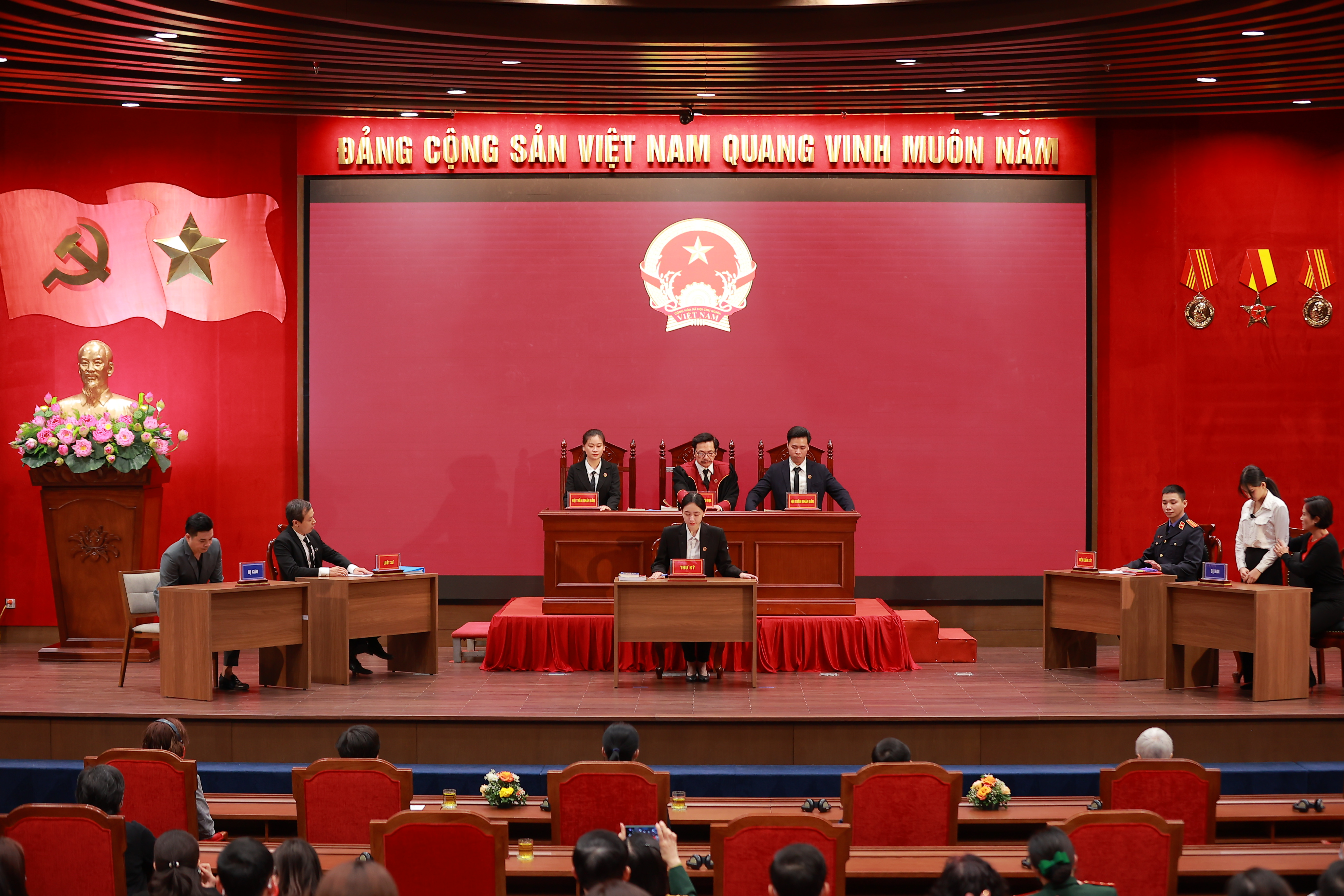 Vở kịch m&ocirc; phỏng phi&ecirc;n t&ograve;a x&eacute;t xử sơ thẩm một vụ &aacute;n bạo lực với phụ nữ