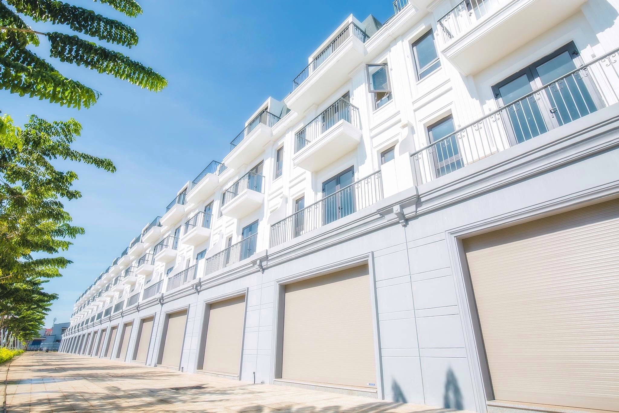 Dãy phố Shophouse Milano đang hoàn thiện mặt ngoài mang đến diện mạo cho tuyến đường Nguyễn Chí Thanh.