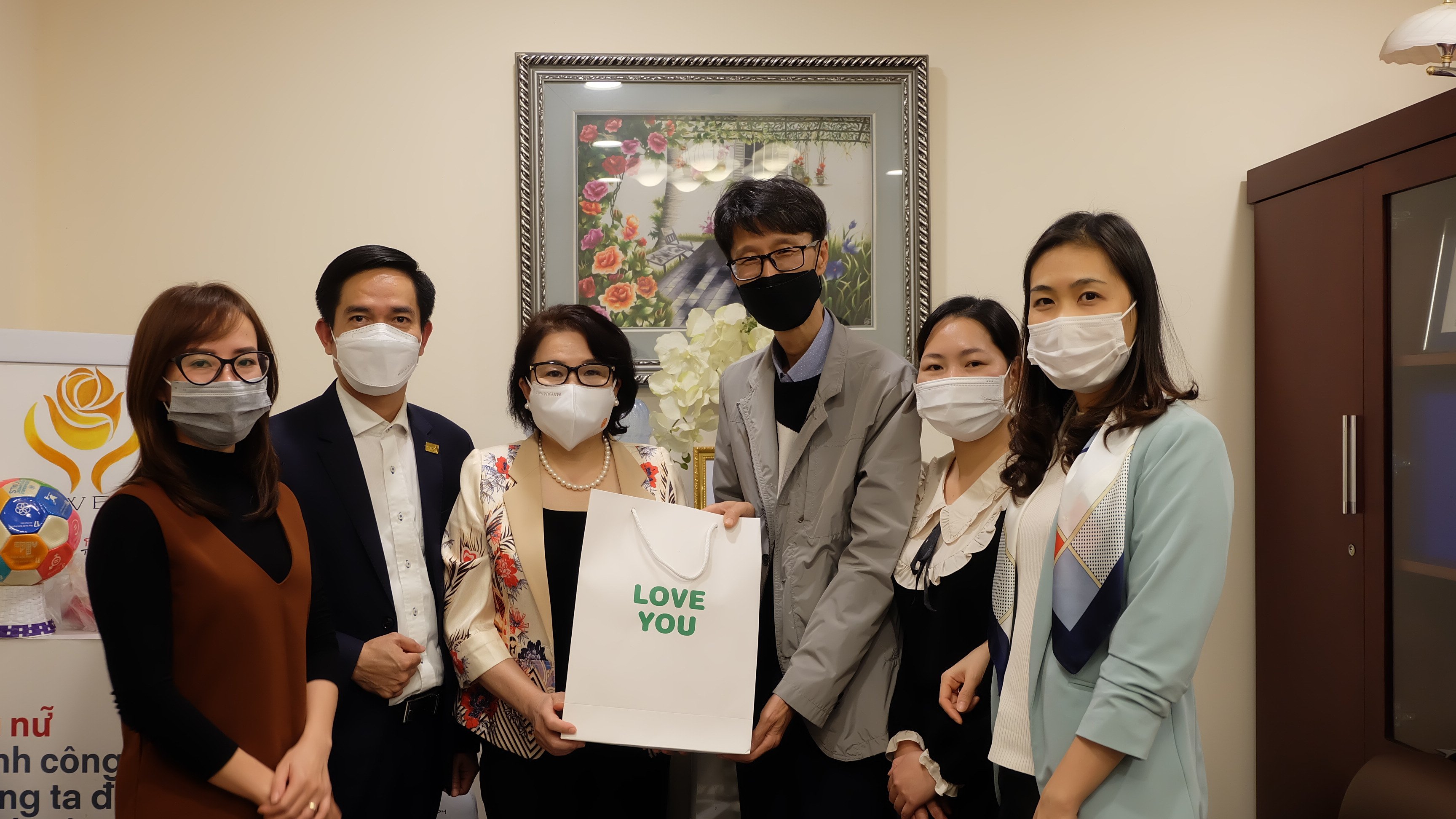 Ông Shin Baik Sun - đại diện Ủy ban doanh nhân nữ INNOBIZ tặng quà lưu niệm cho Hội đồng Doanh nhân nữ Việt Nam