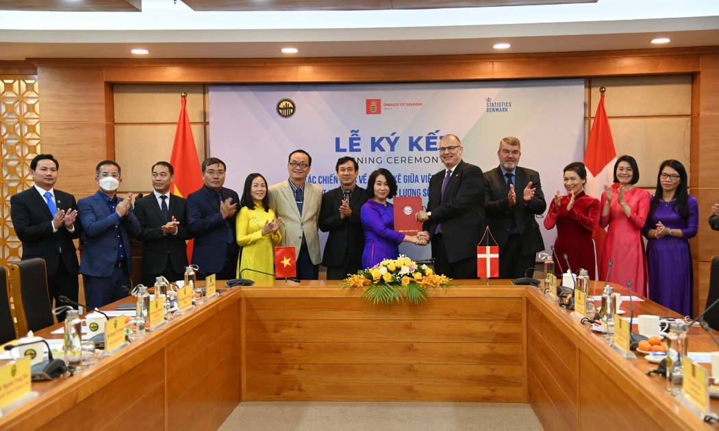 Lễ ký kết Thỏa thuận hợp tác giữa Tổng cục Thống kê và Cơ quan Thống kê Đan Mạch ngày 26/11 tại Trụ sở Tổng cục Thống kê.