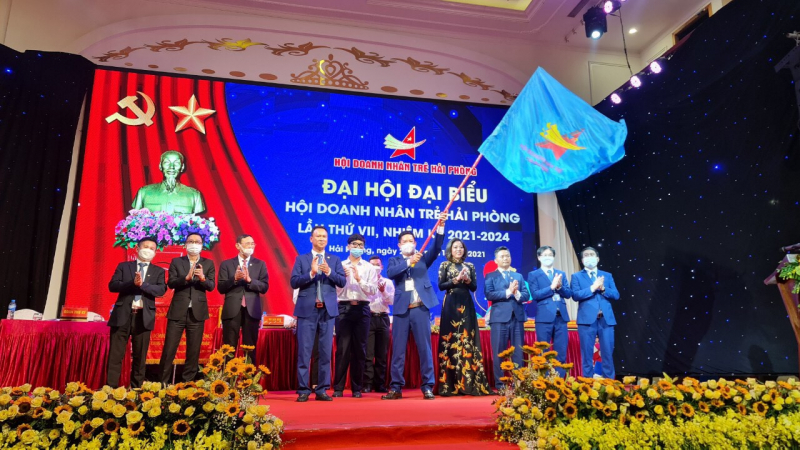 Lễ chuyển giao vị tr&iacute; chủ tịch Hội Doanh nh&acirc;n trẻ Hải Ph&ograve;ng kh&oacute;a 7 cho &ocirc;ng Đỗ Hữu Huỳnh