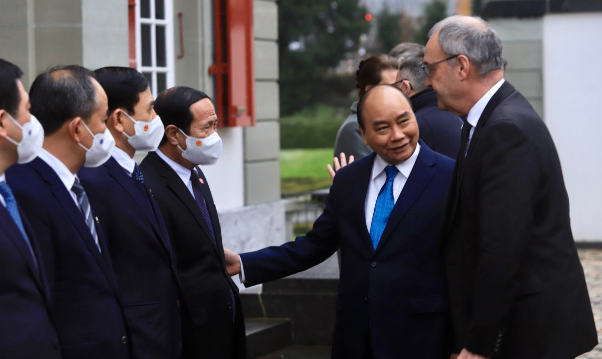 Chủ tịch nước Nguyễn Xu&acirc;n Ph&uacute;c giới thiệu đo&agrave;n đại biểu cấp cao Việt Nam với Tổng thống Thụy Sĩ - Ảnh: VGP