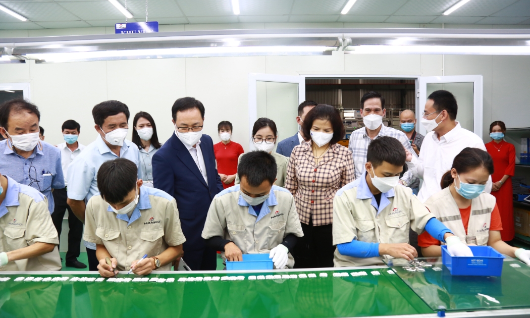 Lãnh đạo Bộ Công thương, tỉnh Bắc Ninh và Samsung đánh giá kết quả cải tiến tại doanh nghiệp.