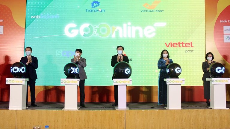 Bấm nút khai trương “Chương trình Phát triển doanh nghiệp ứng dụng Thương mại điện tử Go Online”.