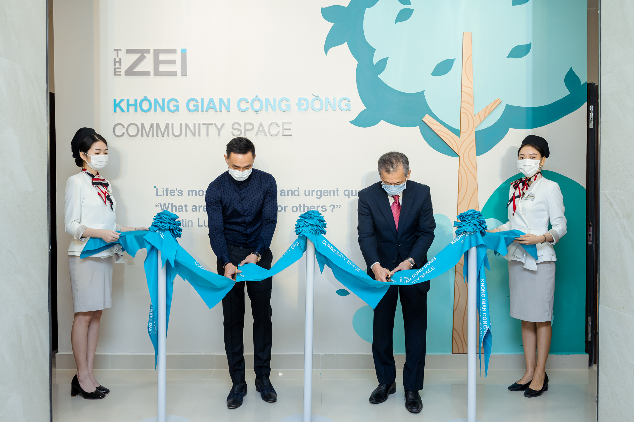 &Ocirc;ng Nguyễn Anh Tuấn - Ph&oacute; Chủ tịch Tập đo&agrave;n HDMon Holdings v&agrave; &ocirc;ng Tsuchiya Masahiro - Tổng gi&aacute;m đốc Visaho cắt băng khai trương Kh&ocirc;ng gian cộng đồng The Zei