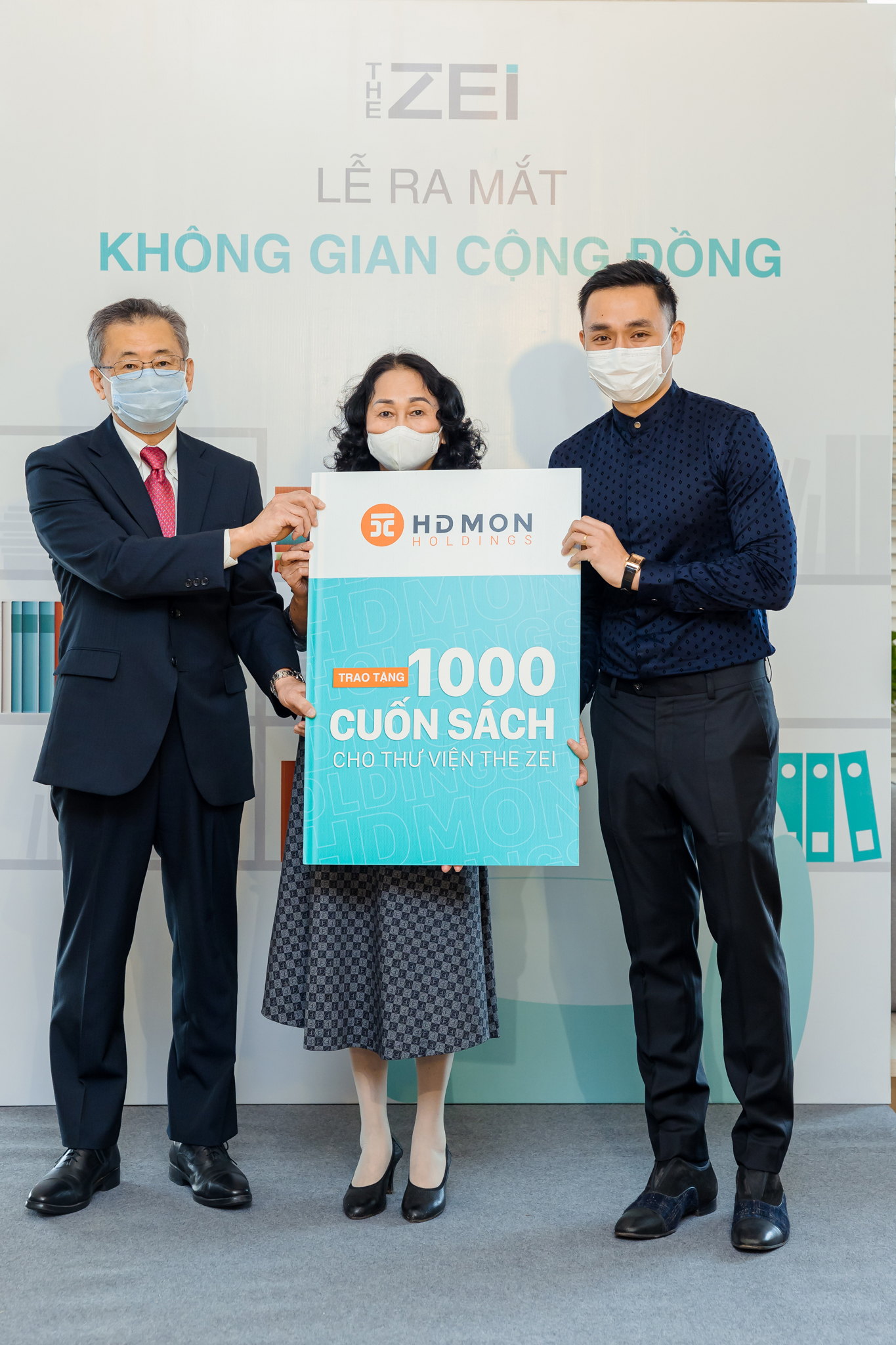 Ông Nguyễn Anh Tuấn - Phó Chủ tịch Tập đoàn HDMon Holdings trao tặng sách cho đại diện cư dân và đơn vị QLVH toà nhà