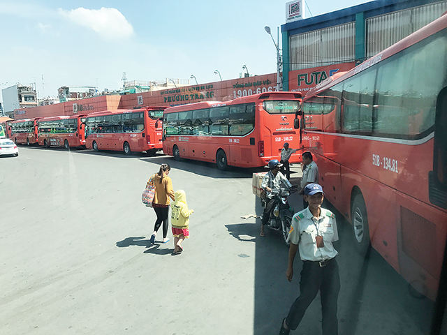 Sau khi được mở cửa trở lại, nhiều doanh nghiệp xe kh&aacute;ch li&ecirc;n tỉnh chạy được v&agrave;i ng&agrave;y th&igrave; buộc phải dừng hoạt động.