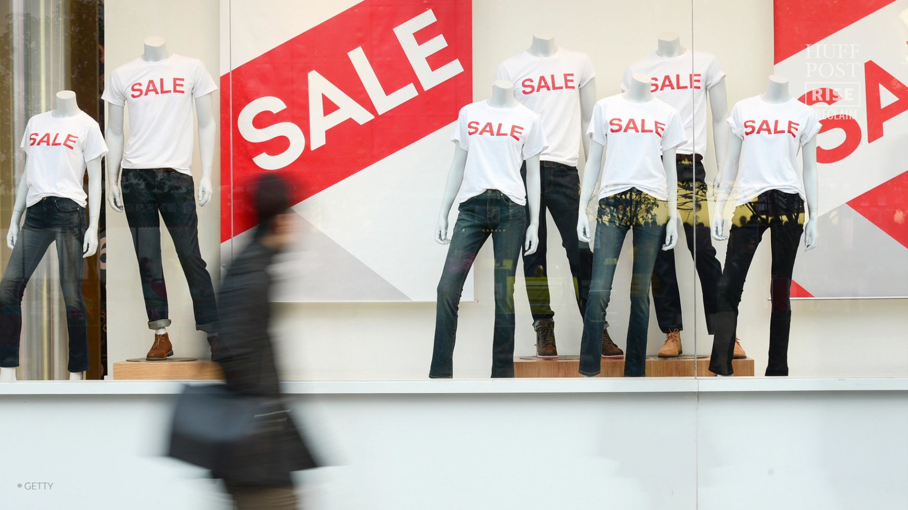 Đại dịch g&acirc;y gi&aacute;n đoạn sản xuất v&agrave; cũng để lại cả triệu tấn h&agrave;ng h&oacute;a may mặc bị l&atilde;ng ph&iacute;.