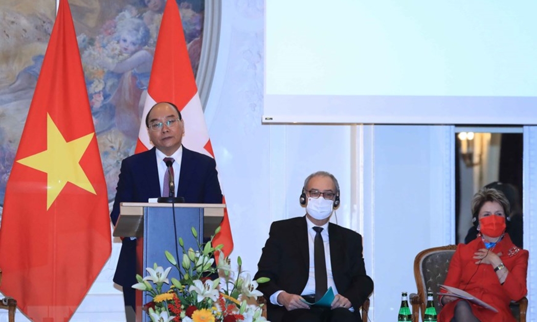 Chủ tịch nước Nguyễn Xuân Phúc phát biểu tại Diễn đàn Doanh nghiệp Việt Nam - Thụy Sĩ - Ảnh: TTXVN
