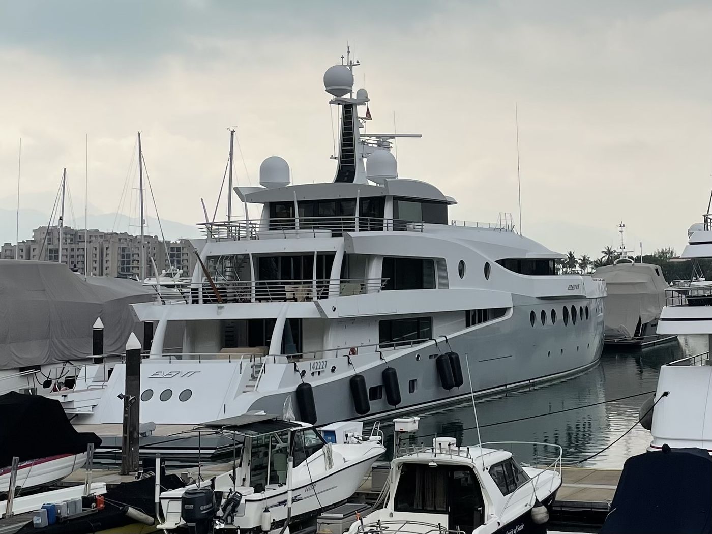 Si&ecirc;u du thuyền Event neo đậu ở Hồng K&ocirc;ng - Ảnh: Bloomberg.