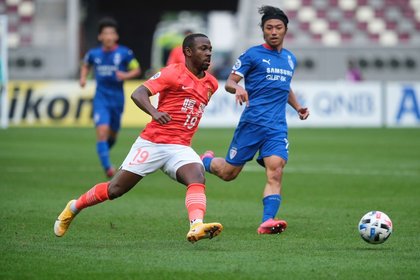 Cầu thủ Fernando Henrique của đội b&oacute;ng đ&aacute; Guangzhou Evergrande trong một trận đấu v&agrave;o th&aacute;ng 12/2020 - Ảnh: Getty/CNBC.