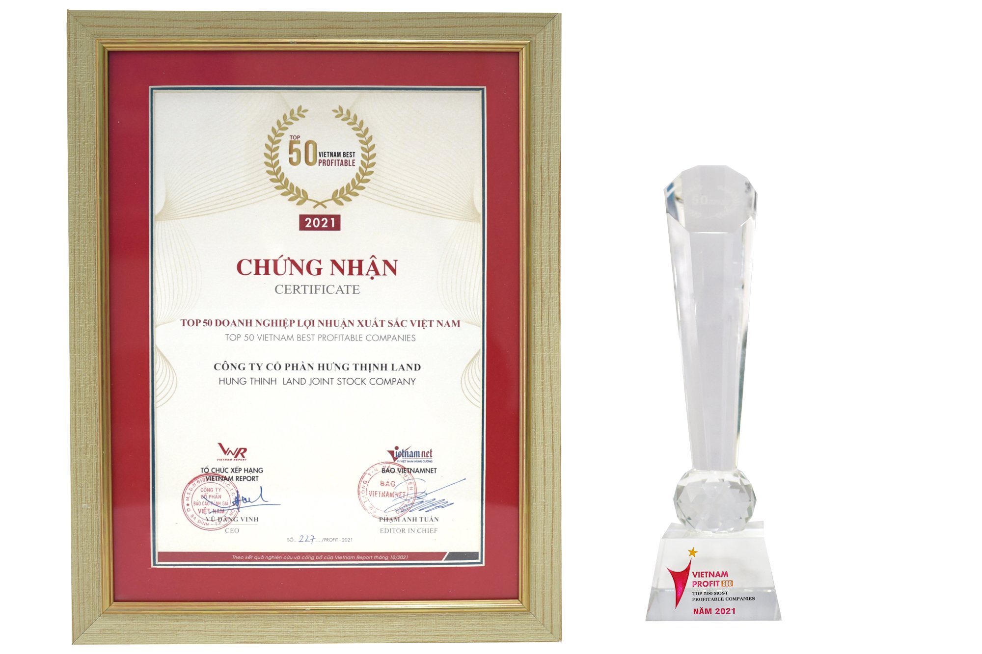 Chứng nhận v&agrave; c&uacute;p lưu niệm Top 50 Doanh nghiệp lợi nhuận xuất sắc Việt Nam năm 2021 d&agrave;nh cho Hưng Thịnh Land.