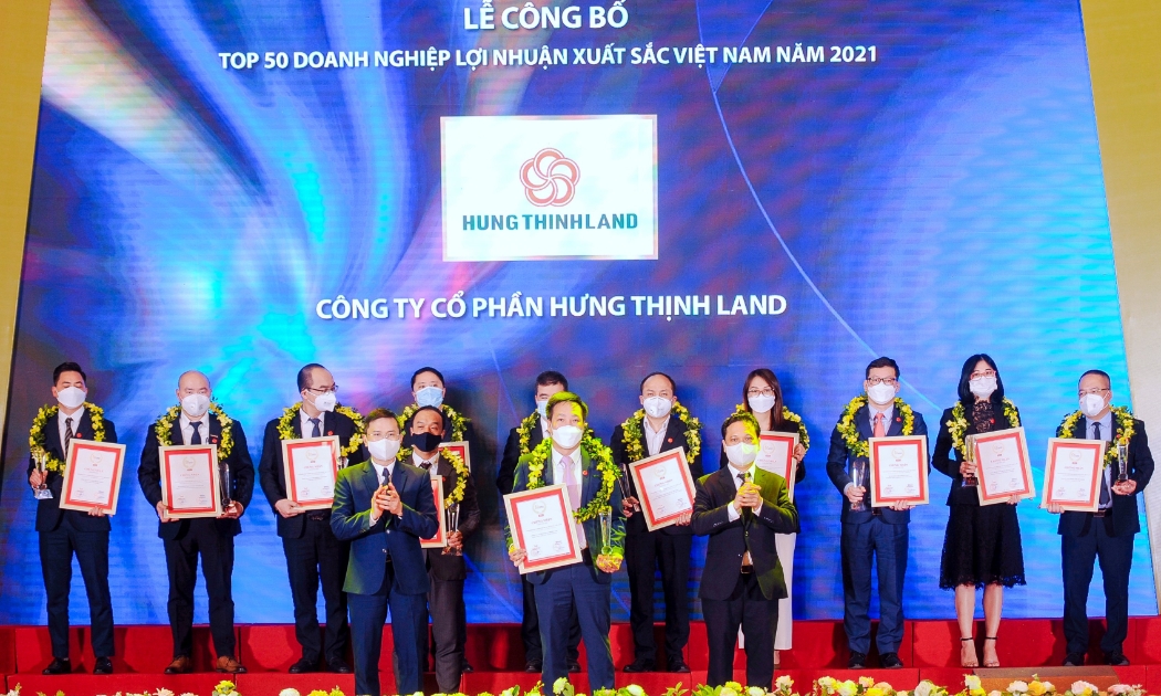 Đại diện Hưng Thịnh Land nhận giải thưởng Top 50 Doanh nghiệp lợi nhuận xuất sắc Việt Nam năm 2021.