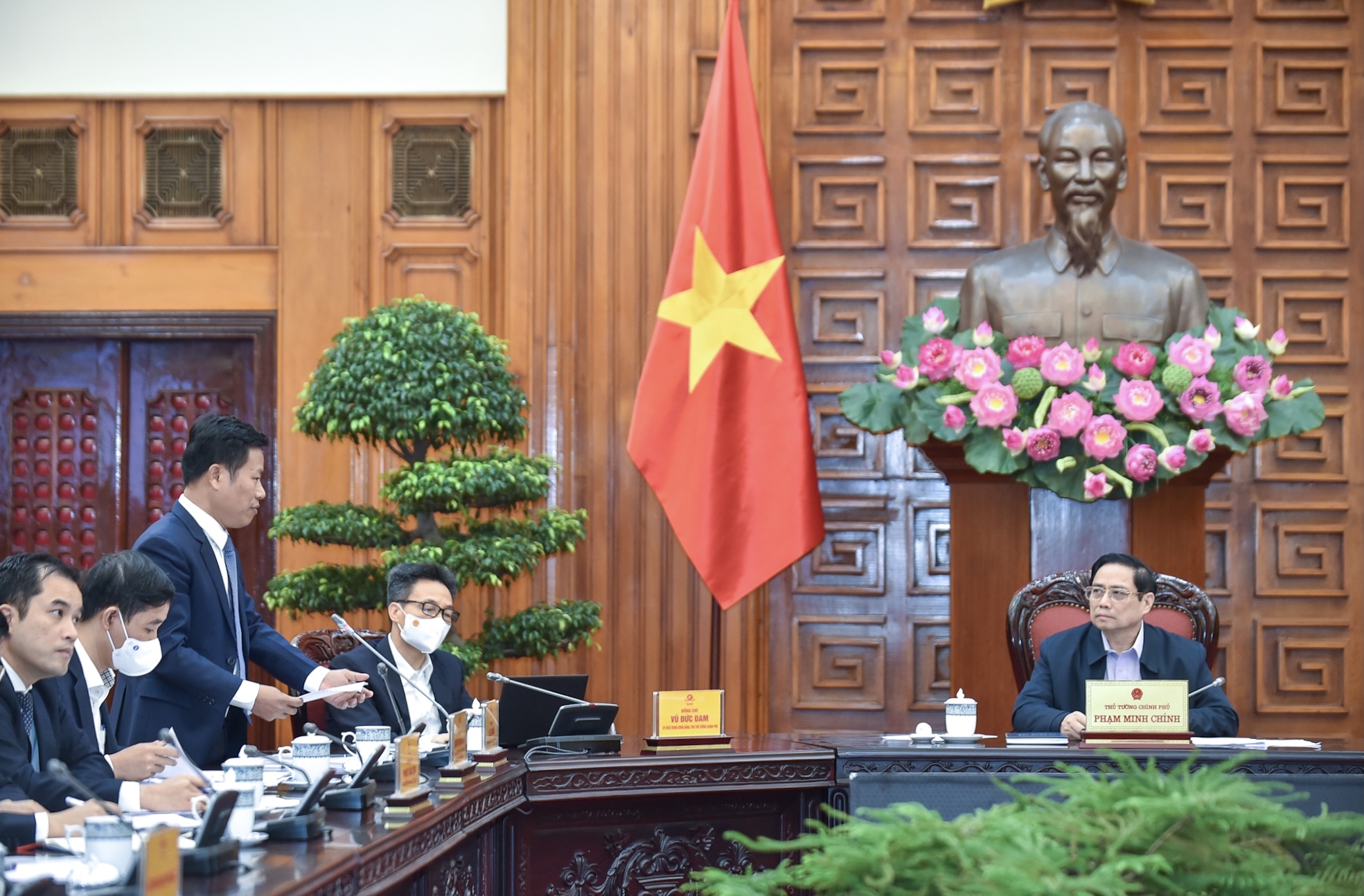 Giám đốc Đại học Quốc gia Hà Nội Lê Quân báo cáo tại buổi làm việc - Ảnh: VGP