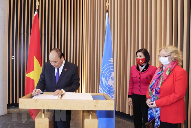 Chủ tịch nước Nguyễn Xuân Phúc ghi sổ lưu niệm tại trụ sở Liên hợp quốc ở Geneva - Ảnh: TTXVN