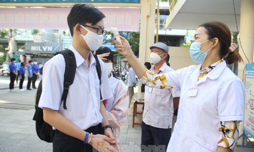 Sáng 29/11, học sinh khối 10, 11 TP. Đà Nẵng đi học trực tiếp buổi đầu tiên 