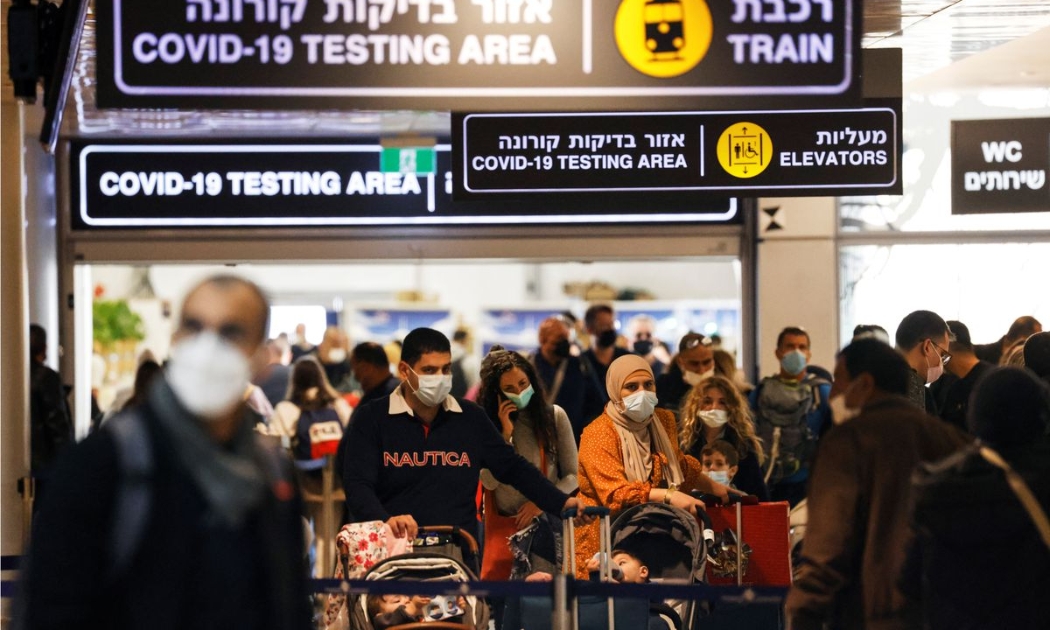 Hành khách tại khu vực xét nghiệm Covid ở sân bay quốc tế thủ đô Tel Aviv của Israel ngày 28/11 - Ảnh: Reuters.