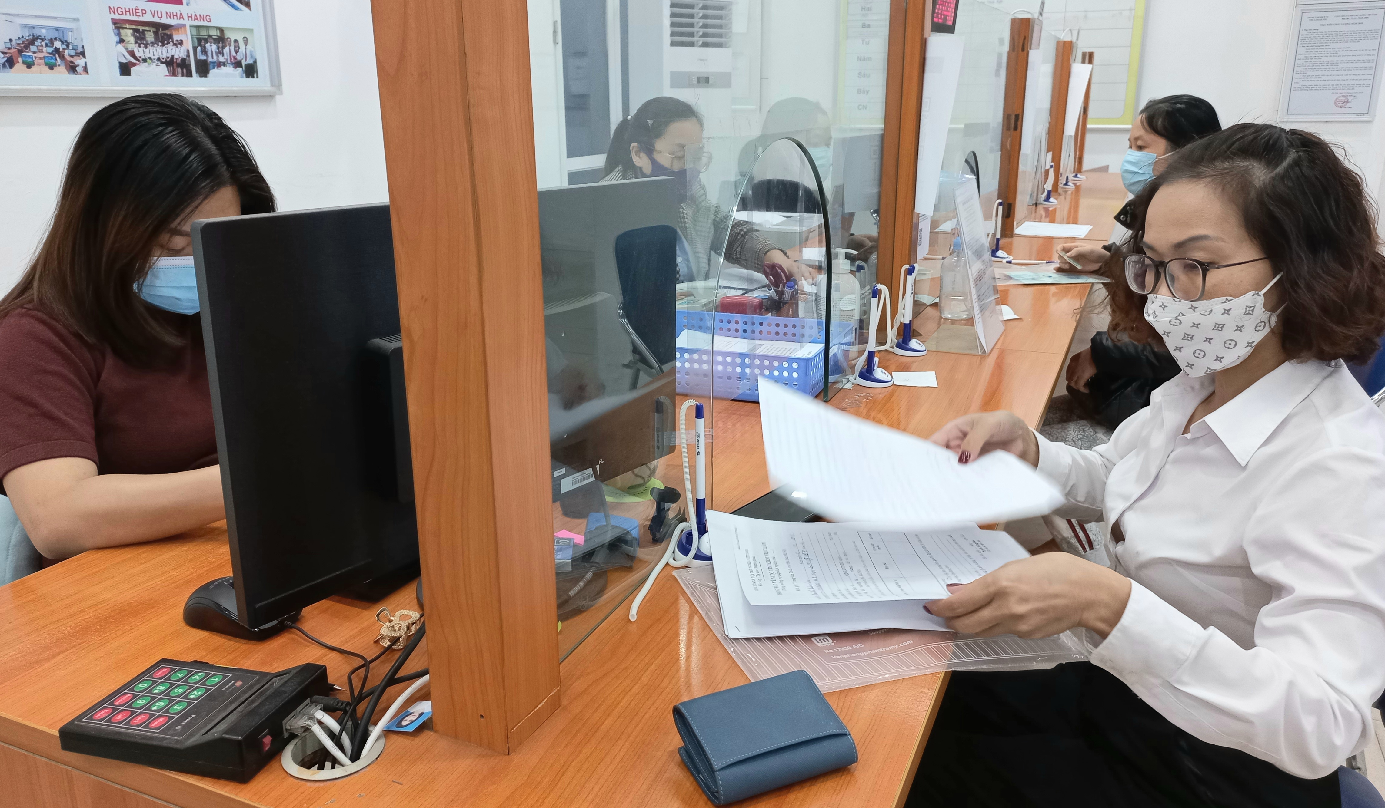 Người lao động làm thủ tục hưởng bảo hiểm thất nghiệp tại Trung tâm Dịch vụ việc làm Hà Nội. Ảnh - Thu Hằng. 