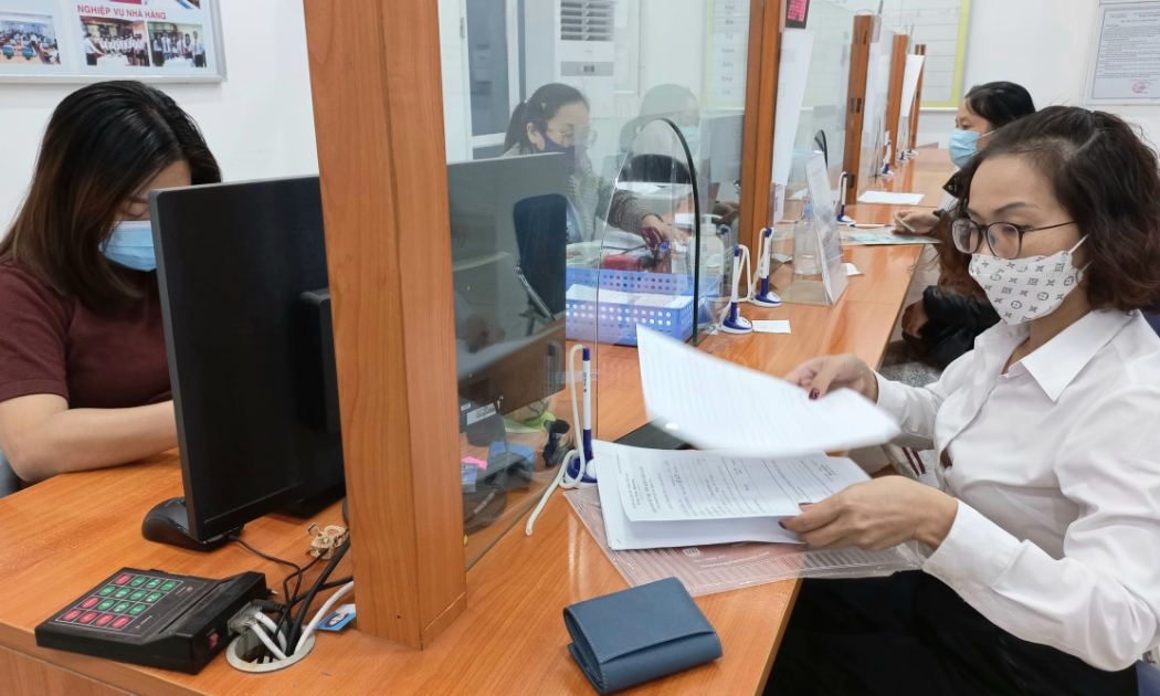 Người lao động làm thủ tục hưởng bảo hiểm thất nghiệp tại Trung tâm Dịch vụ việc làm Hà Nội. Ảnh - Thu Hằng.