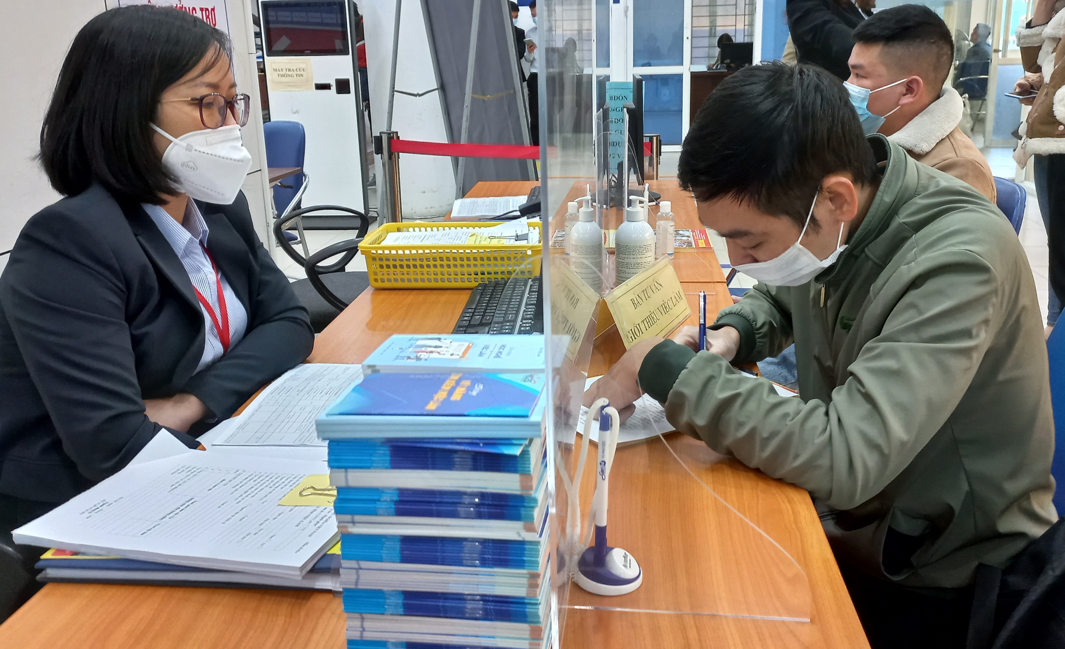 Số lao động hưởng bảo hiểm thất nghiệp giảm so với năm 2020. Ảnh - Thu Hằng. 