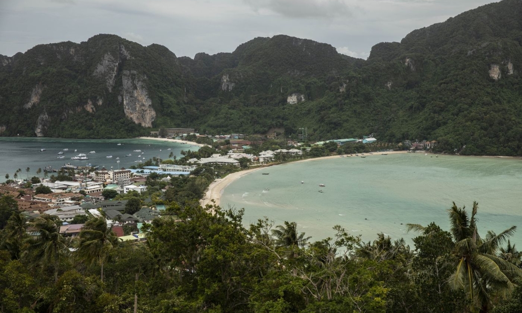 Một bãi biển ở Koh Phi Phi, Thái Lan - Ảnh: Bloomberg.