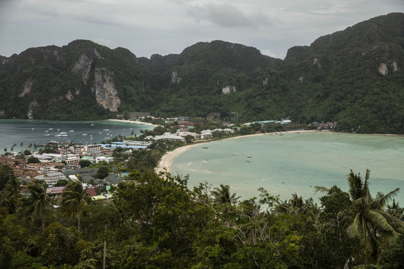 Một bãi biển ở Koh Phi Phi, Thái Lan - Ảnh: Bloomberg.