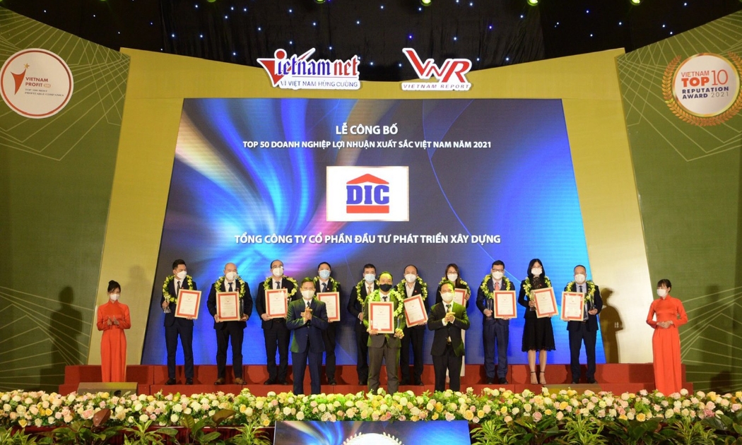 Đại diện Tập đoàn DIC nhận vinh danh Top 50 doanh nghiệp lợi nhuận tốt nhất Việt Nam năm 2021.