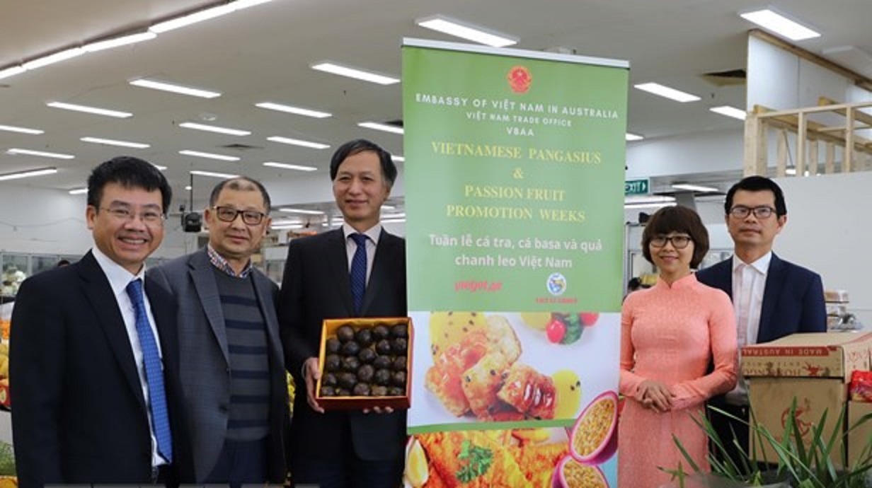 Đại sứ Nguyễn Tất Thành tiếp thị chanh leo.