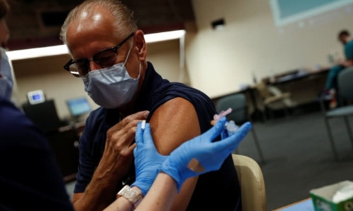 Các hãng vaccine khởi động cuộc đua chống lại biến chủng Omicron