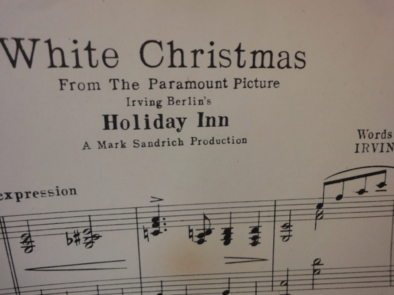 Ca khúc Giáng sinh này được Bing Crosby lần đầu trình làng và thể hiện trong phim ca nhạc Holiday Inn.