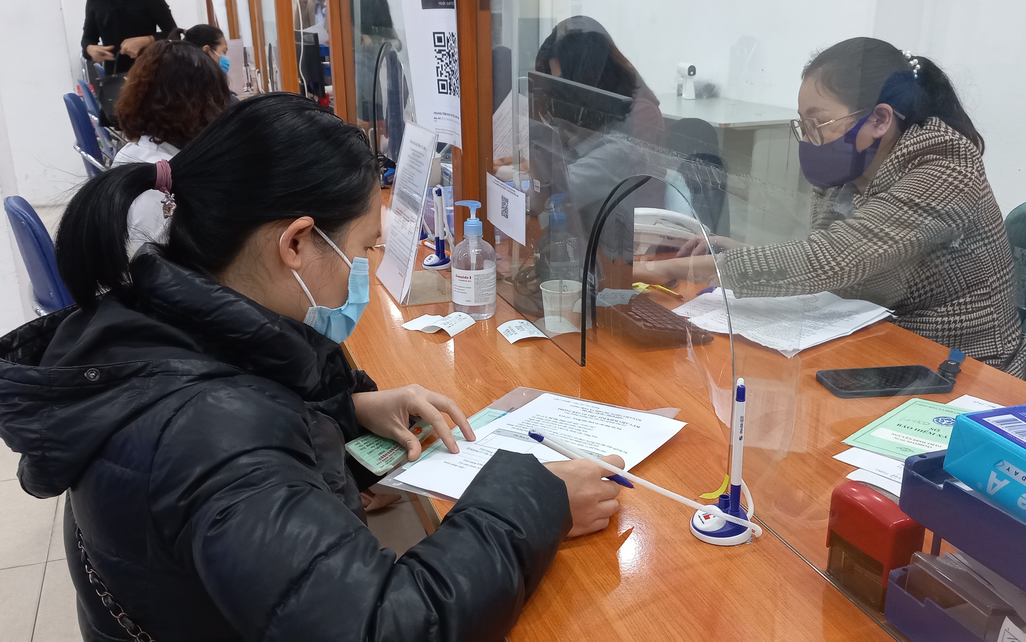 Người lao động làm thủ tục hưởng chế độ bảo hiểm. Ảnh - N.Dương. 