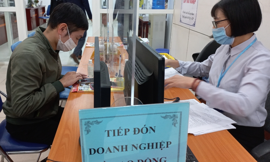 Lao động đăng ký thông tin ứng tuyển việc làm tại sàn việc làm Hà Nội. Ảnh - Nhật Dương.