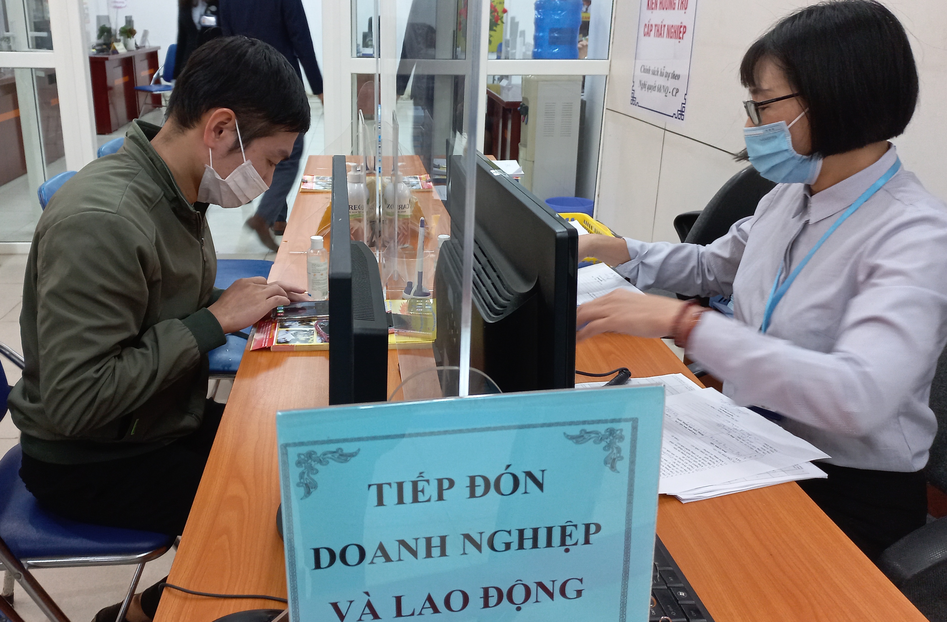 Lao động đăng ký thông tin ứng tuyển việc làm tại sàn việc làm Hà Nội. Ảnh - Nhật Dương. 